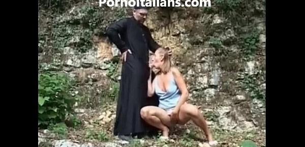  Biondina fa pompino al prete nel bosco - Blonde does blowjob to the priest
